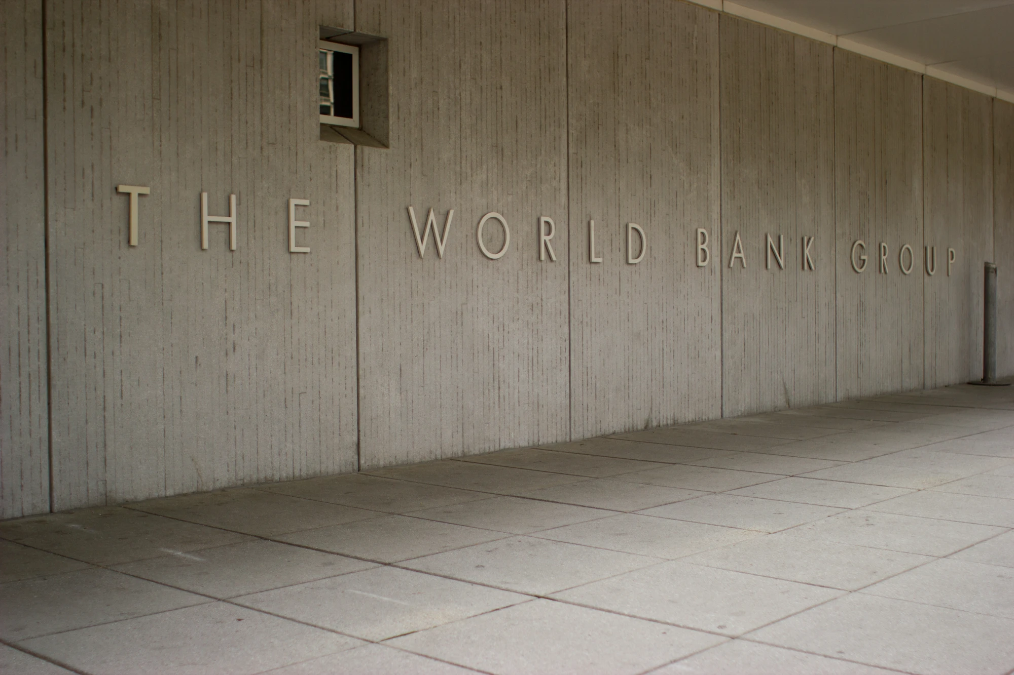 Archivo: rótulo del Grupo Banco Mundial en Washington, 16 de mayo de 2012. Contexto institucional; no muestra la presentación del informe de 2026.