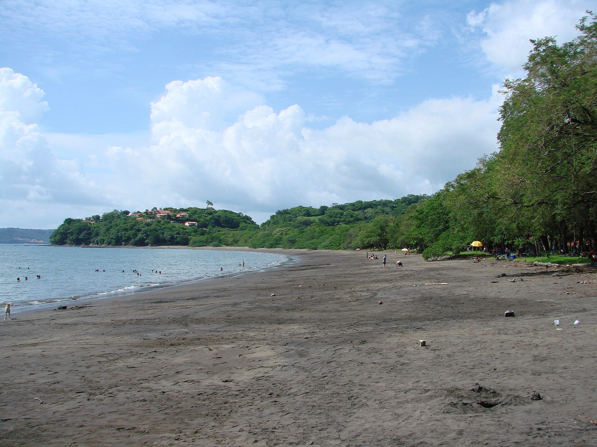Archivo: Playa Panamá, Guanacaste, julio de 2008. Contexto geográfico de la controversia ambiental; no identifica la propiedad litigiosa ni retrata el juicio de 2026.