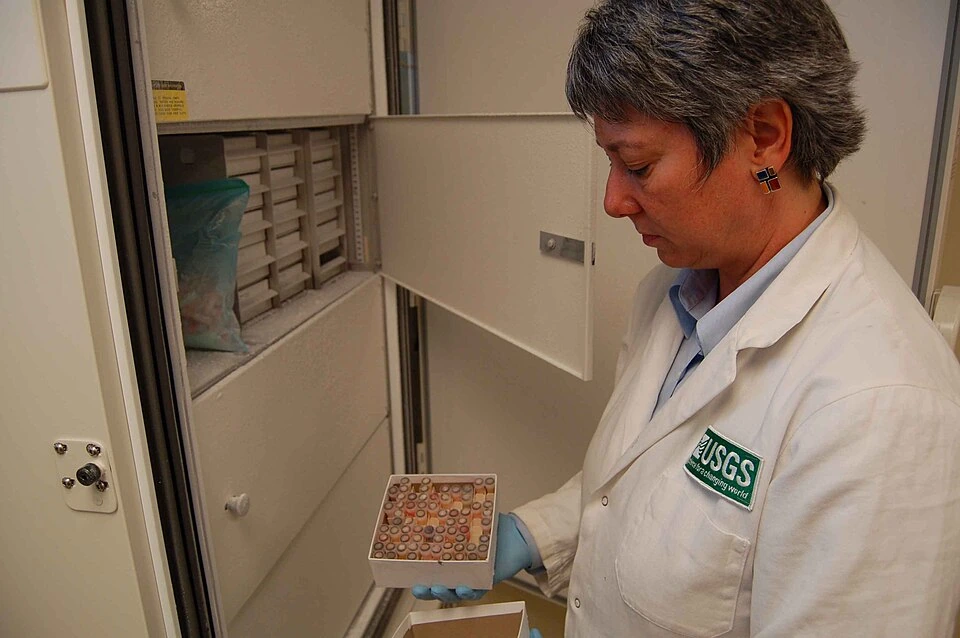 Archivo: una bióloga en un laboratorio, fotografía de Don Becker, sin fecha de captura indicada y publicada en Commons en 2013. Contexto del trabajo científico; no identifica a una participante del análisis de la OCDE.