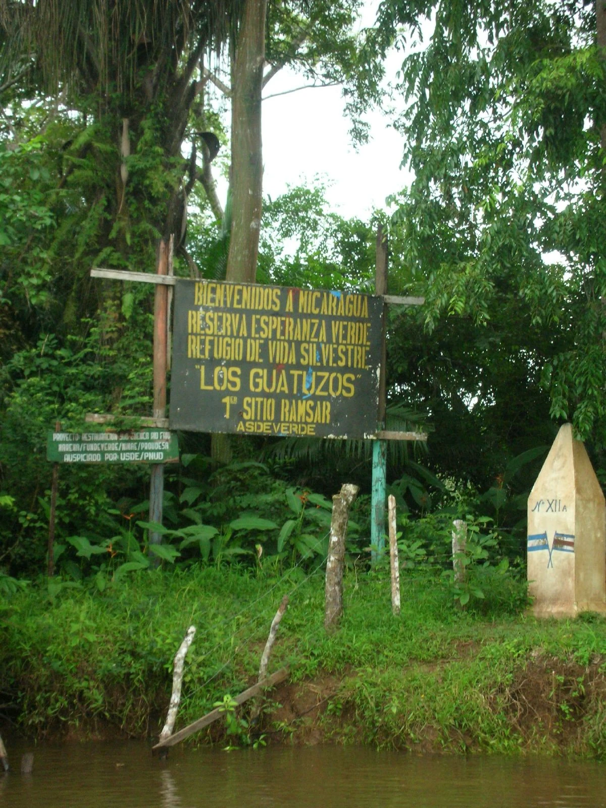 Archivo: señal fronteriza hacia el refugio Los Guatuzos, en el sector de Caño Negro, 17 de agosto de 2005. Imagen de contexto de la frontera Costa Rica–Nicaragua; no muestra Peñas Blancas, Crucitas ni el encuentro de 2026.