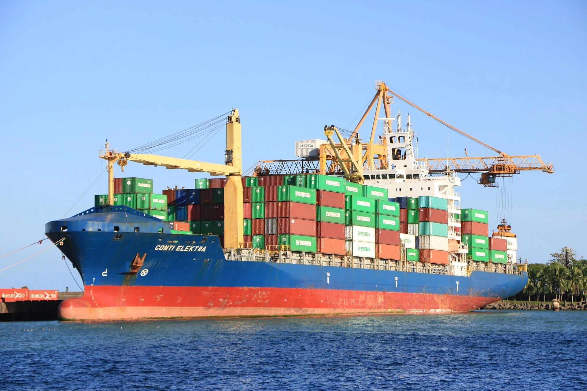 Archivo: operaciones de carga del buque Conti Elektra en el puerto de Moín. Contexto del comercio marítimo costarricense; no acredita destino estadounidense ni sujeción de esa carga al arancel de 2026.