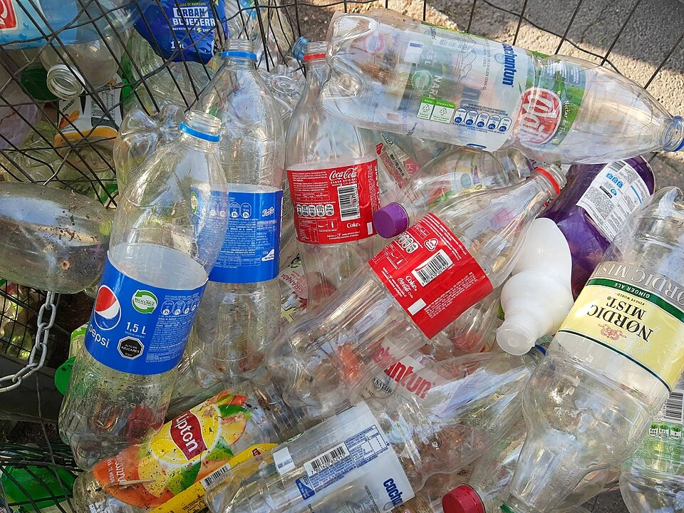 Archivo: botellas plásticas en un punto de recolección de Santiago de Chile, 9 de diciembre de 2022. Contexto regional de gestión de envases; no muestra un resultado del nuevo informe de la CEPAL.