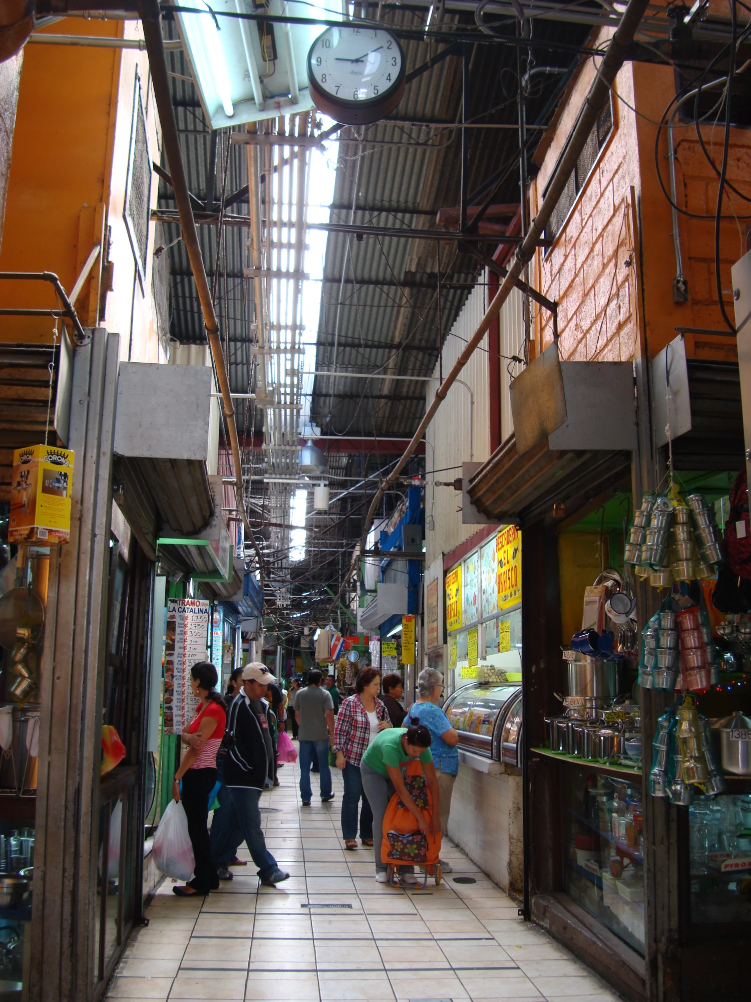 Imagen de contexto: interior del Mercado Central de San José, 6 de marzo de 2012. No representa la situación laboral de las personas fotografiadas ni el trimestre medido por el INEC.