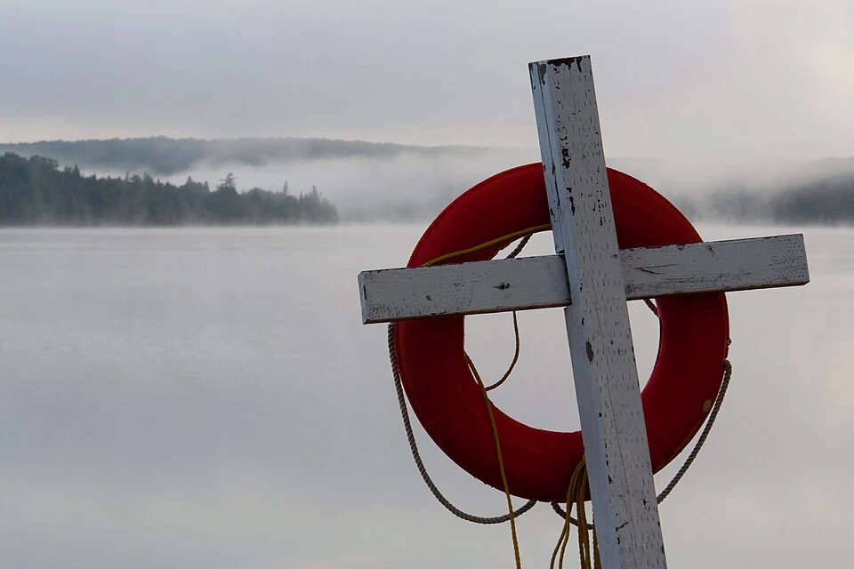 Archivo: aro salvavidas junto a un lago en Ontario, Canadá, septiembre de 2009. Contexto de seguridad acuática; no muestra un rescate ni una instalación costarricense.