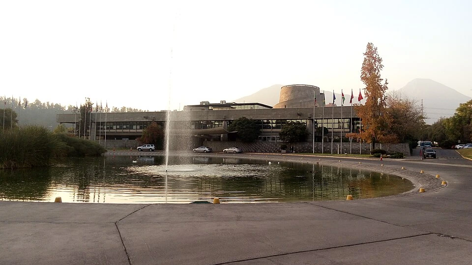 Archivo: edificio de la CEPAL en Santiago, 26 de abril de 2019. Contexto del organismo editor de la comparación regional de productividad; no representa una empresa de la muestra.
