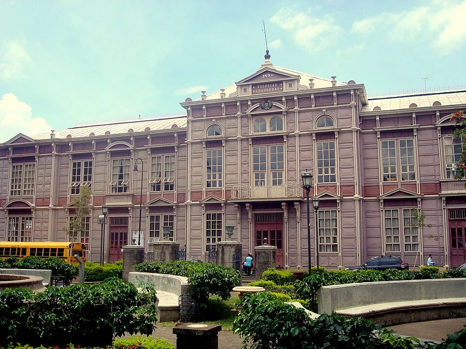 Archivo: Escuela Buenaventura Corrales, conocida como Edificio Metálico, en San José, abril de 2014. Contexto de la educación costarricense; no muestra un resultado del Scorecard de UNESCO.