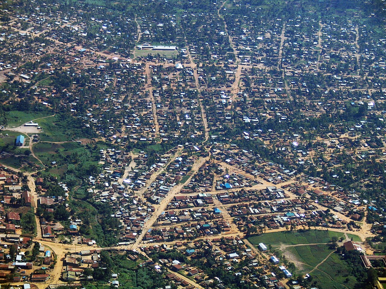 Archivo: vista aérea de Bunia, en Ituri, República Democrática del Congo, 4 de septiembre de 2006. Contexto geográfico de la provincia afectada; no muestra casos ni operaciones sanitarias de 2026.