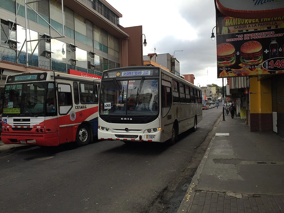 Archivo: autobuses en el centro de San José, 7 de enero de 2015. Contexto del transporte público; no muestra las tarifas consultadas ni una rebaja ya vigente.