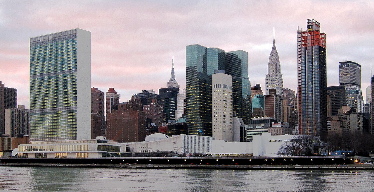 Archivo: sede de Naciones Unidas en Nueva York vista desde Roosevelt Island, 6 de enero de 2014. Contexto de uno de los organismos firmantes; no muestra la reunión de 2026 ni los conflictos africanos.