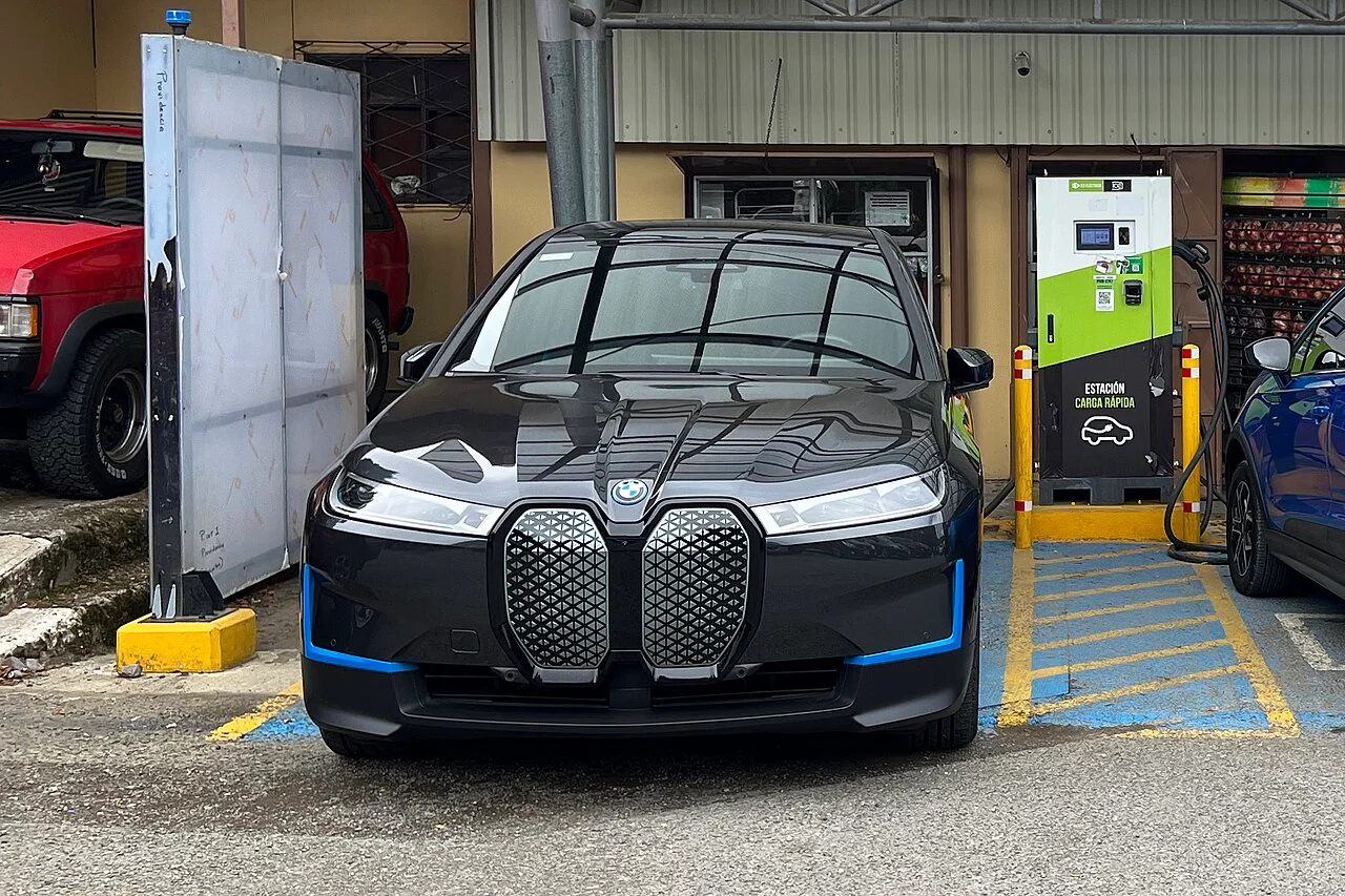 Imagen de contexto: Vehículo eléctrico en una estación de carga del ICE en el Cerro de la Muerte. Archivo, 2023-03-26. No corresponde al hecho actual.
