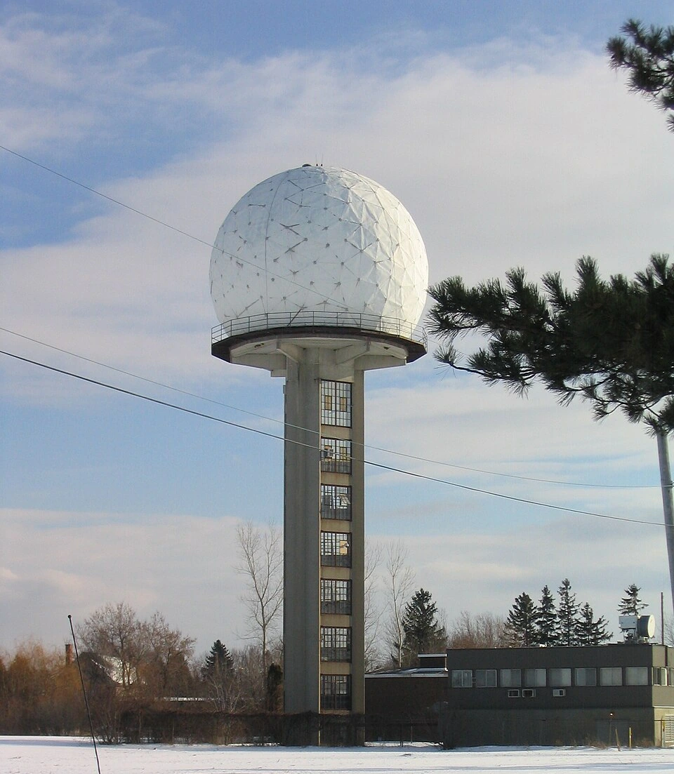Archivo: radar meteorológico del observatorio J. S. Marshall de la Universidad McGill, Canadá, 29 de diciembre de 2004. Contexto del uso del espectro para observación meteorológica; no muestra equipos costarricenses ni una interferencia.