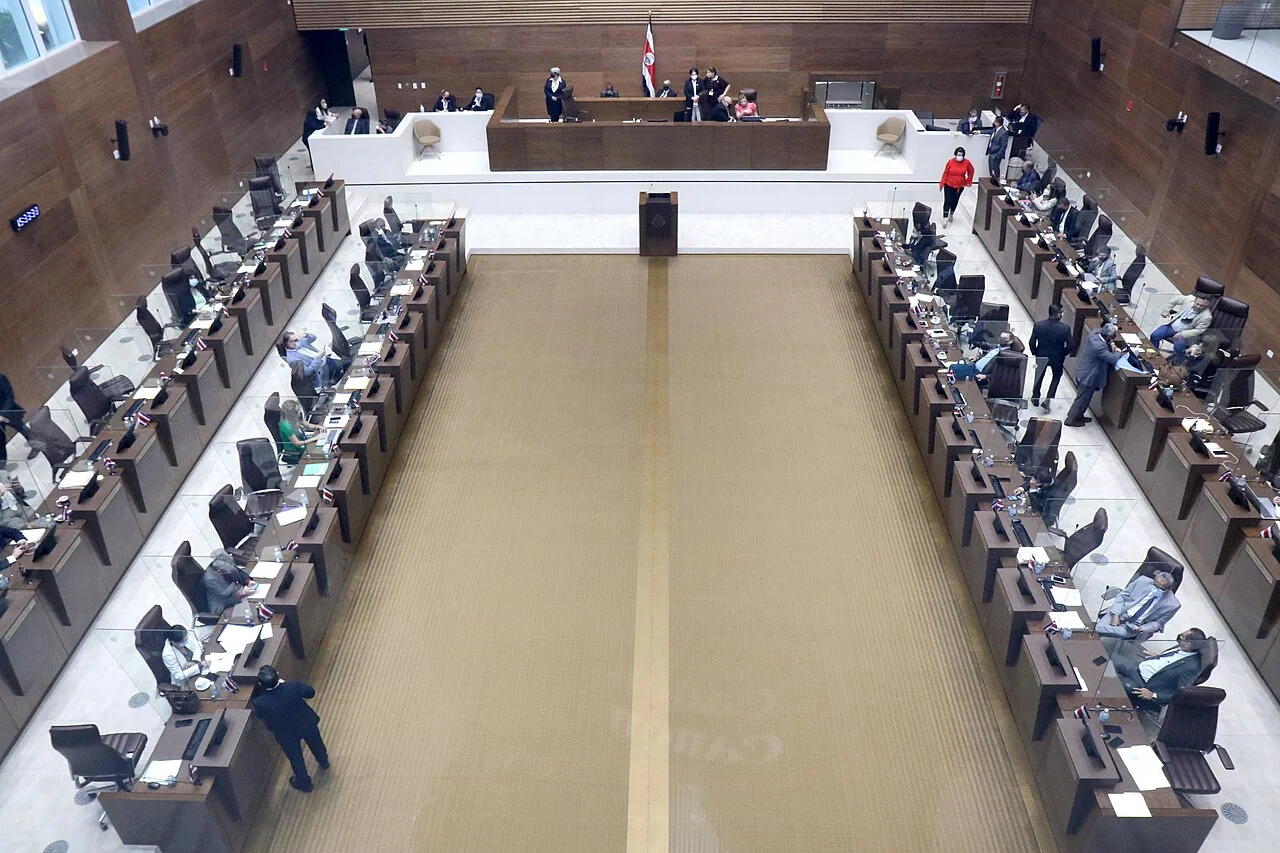 Archivo: salón de sesiones de la Asamblea Legislativa, 28 de septiembre de 2021. Contexto de la propuesta de integración del Directorio; no muestra la reunión ni a la bancada electa de 2026.
