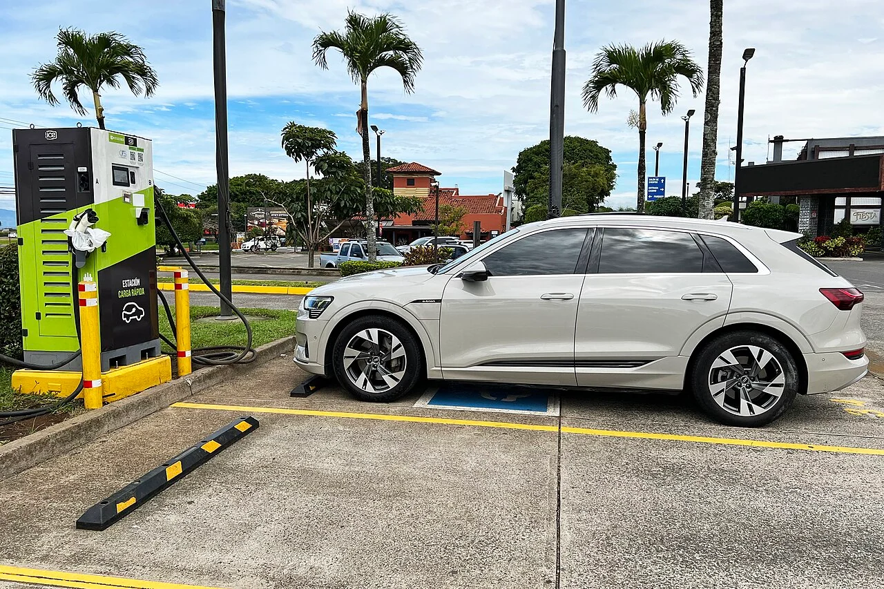 Archivo: vehículo eléctrico en una estación de carga del ICE cerca del aeropuerto Juan Santamaría, 7 de agosto de 2022. Contexto automotor; no muestra una importación ni acredita el valor aduanero de ese vehículo.