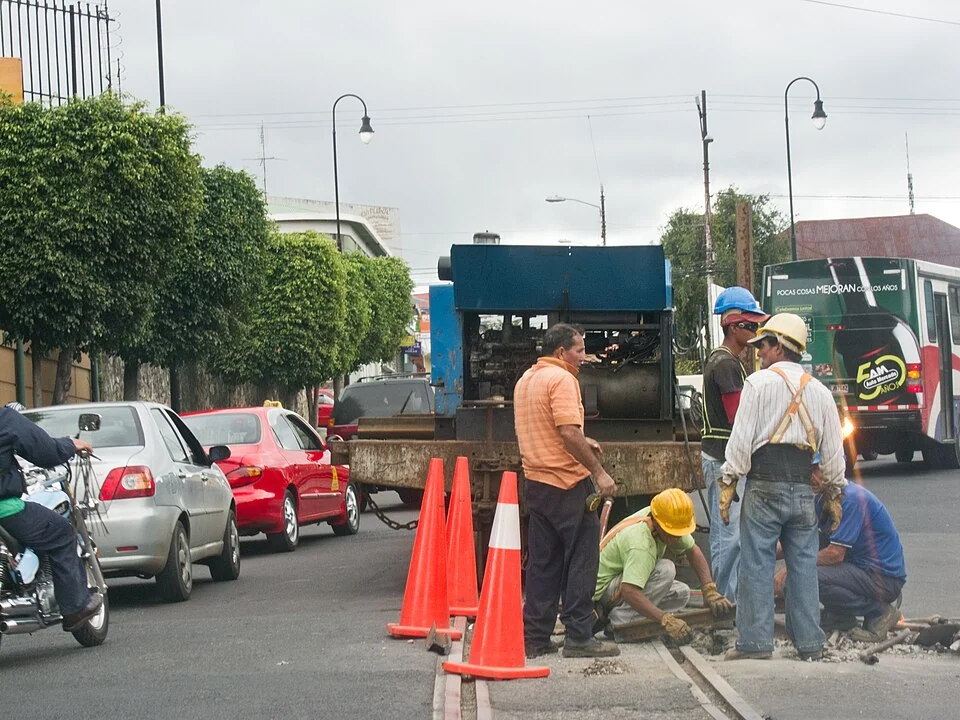 Imagen de contexto: trabajadores de INCOFER reparando la vía férrea en San José. Fecha de captura no indicada; publicado en 2015. No permite determinar la jornada laboral de las personas fotografiadas.