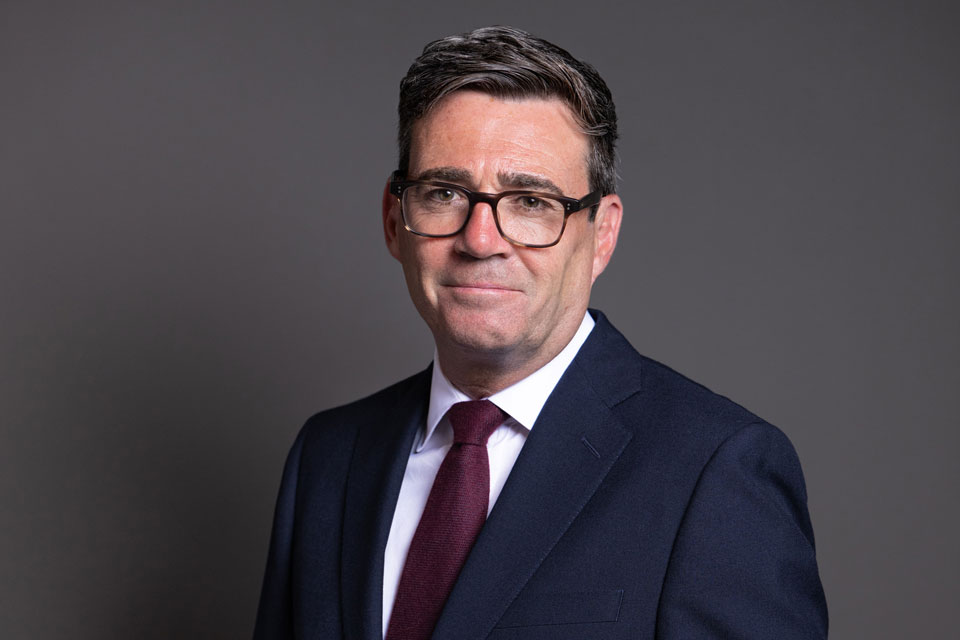 Retrato oficial de Andy Burnham. © House of Commons, CC BY 3.0. Versión publicada por GOV.UK; no muestra el discurso en Escocia.