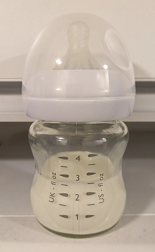 Archivo: biberón fotografiado el 22 de agosto de 2023. Contexto de alimentación infantil; no muestra un producto retirado ni acredita contaminación de su contenido.