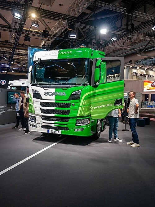 Archivo: camión Scania R460 de biometano exhibido en IAA Transportation, Hannover, Alemania, 16 de septiembre de 2024. Ejemplo tecnológico internacional; no es un vehículo adquirido por Costa Rica.