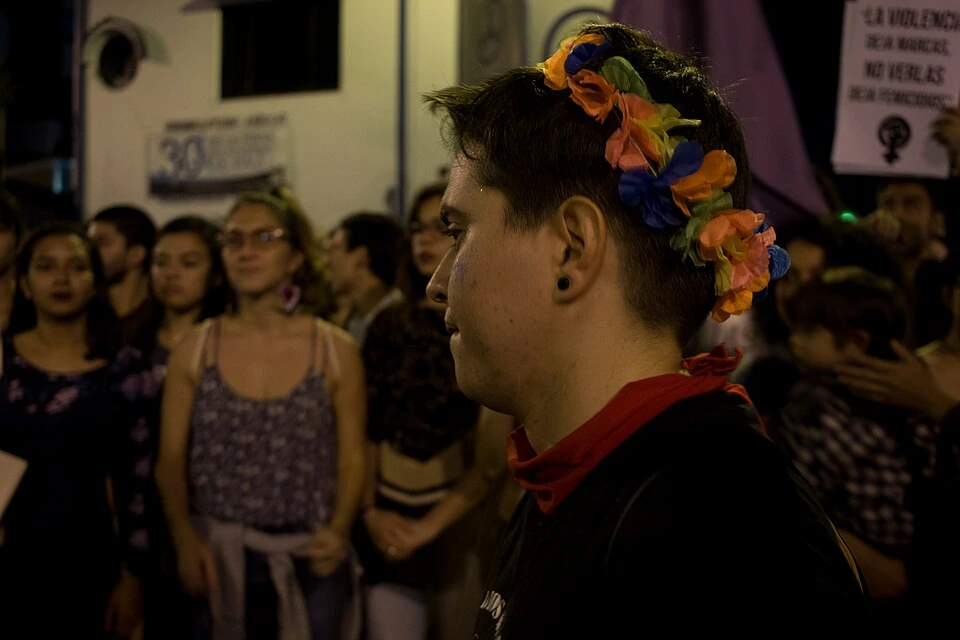 Archivo: manifestación del 8M en Costa Rica, 8 de marzo de 2018. Fotografía de Violeta Mora; no corresponde a la marcha de 2026 ni identifica a las personas retratadas como víctimas.