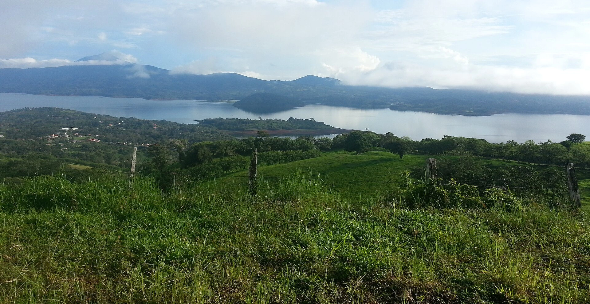 Archivo: embalse Arenal, Costa Rica, 2 de junio de 2013. Fotografía de contexto del área protegida, no del acto de 2026.