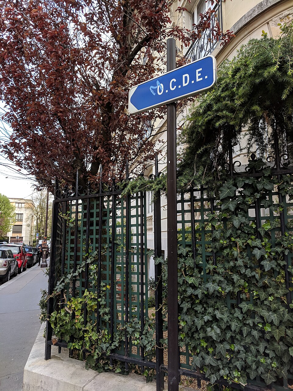 Archivo: señal que indica la sede de la OCDE en París, 3 de abril de 2019. Contexto institucional del informe de transparencia tributaria en América Latina.