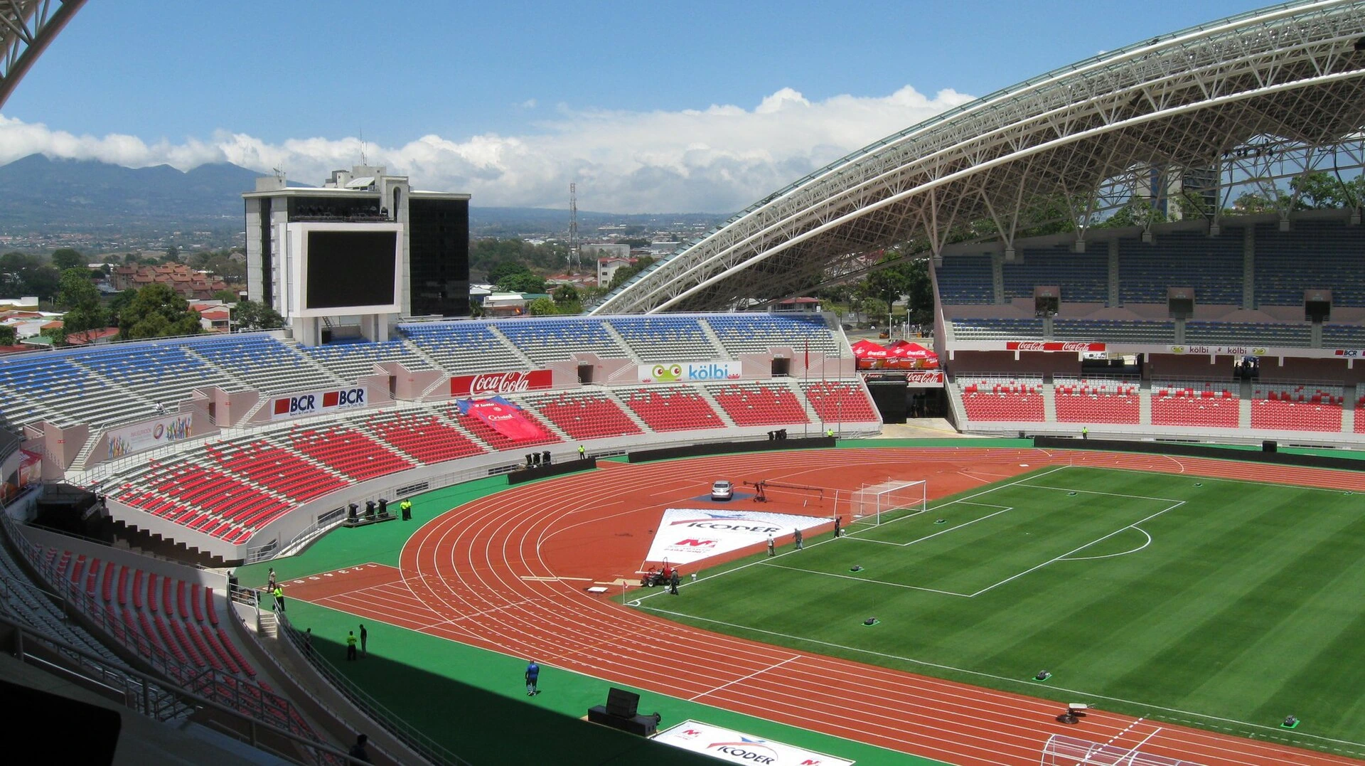 Archivo: interior del Estadio Nacional de Costa Rica, 24 de marzo de 2011. Contexto del recinto elegido para el traspaso presidencial; no muestra delegaciones ni el acto de 2026.