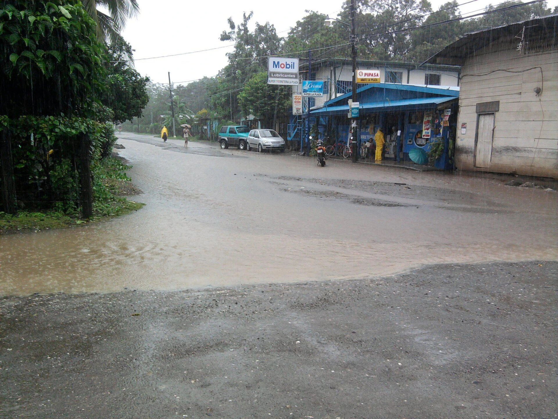 Archivo: lluvia y acumulación de agua en una vía de Costa Rica, 19 de octubre de 2011. Imagen de contexto meteorológico; no muestra efectos de la alerta preventiva del 6 de junio de 2026.